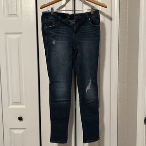 1822: Women’s distressed medium wash jeans, size 29